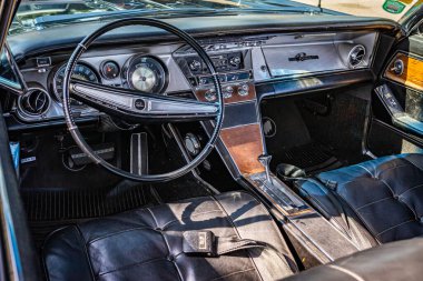 Falcon Heights, MN - 19 Haziran 2022: Yerel bir araba fuarında 1963 model bir Buick Riviera Hardtop Coupe 'nin yüksek perspektifli iç görünümü.