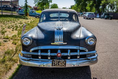 Falcon Heights, MN - 19 Haziran 2022: Yerel bir araba fuarında 1950 Pontiac Silver Streak Hardtop Coupe 'nin yüksek perspektifli ön görüntüsü.
