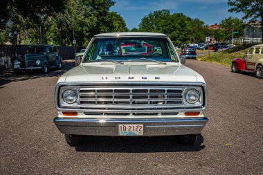 Falcon Heights, MN - 19 Haziran 2022: Yerel bir otomobil fuarında 1975 Dodge D100 kamyonet manzarası.