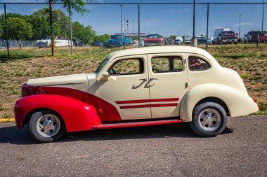 Falcon Heights, MN - 19 Haziran 2022: Yerel bir araba fuarında 1939 Studebaker Kumandanı Sedan 'ın yüksek perspektifli yan görüntüsü.