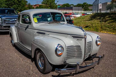Falcon Heights, MN - 19 Haziran 2022: Yerel bir araba fuarında 1940 Plymouth P10 Coupe 'nin yüksek perspektifli ön köşe görüntüsü.