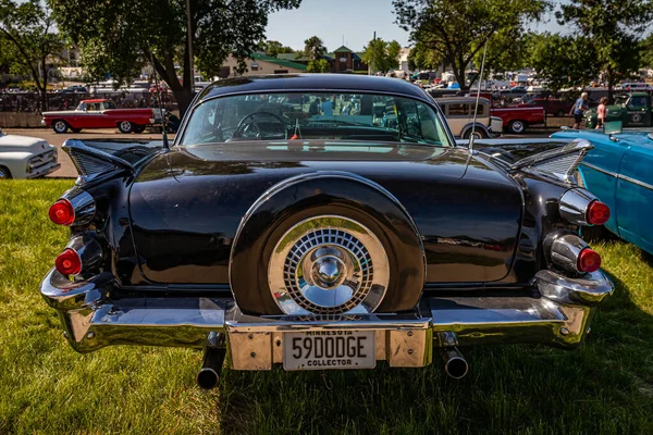 2022年6月19日 密歇根州猎鹰高地 Falcon Heights 1959年道奇冠冕2号 Dodge Coronet Door Hardtop 在当地车展上的高透视后视镜 — 图库照片