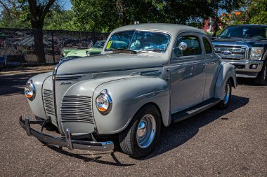 Falcon Heights, MN - 19 Haziran 2022: Yerel bir araba fuarında 1940 Plymouth P10 Coupe 'nin yüksek perspektifli ön köşe görüntüsü.