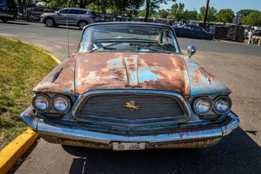 Falcon Heights, MN - 19 Haziran 2022: 1960 model eski bir Chrysler New Yorker 2 Door Hardtop 'ın yerel bir araba fuarında ön görüntüsü.
