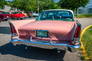 Falcon Heights, MN - 19 Haziran 2022: 1957 Chrysler New Yorker 2 Door Hardtopat yerel bir araba fuarında.