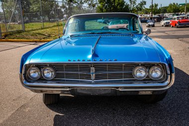 Falcon Heights, MN - 19 Haziran 2022: Yerel bir araba fuarında 1962 model bir Starfire Hardtop Coupe 'nin yüksek perspektifli ön görüntüsü.