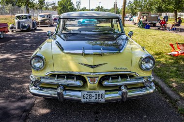 Falcon Heights, MN - 19 Haziran 2022: 1956 Dodge Custom Royal Lancer 4 Door Sedan 'ın yüksek perspektifli ön görüntüsü.