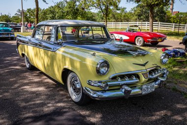 Falcon Heights, MN - 19 Haziran 2022: 1956 Dodge Custom Royal Lancer 4 Door Sedan 'ın yüksek perspektifli ön köşe görüntüsü.