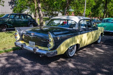 Falcon Heights, MN - 19 Haziran 2022: 1956 Dodge Custom Royal Lancer 4 Door Sedan 'ın yüksek perspektifli arka köşe görüntüsü.