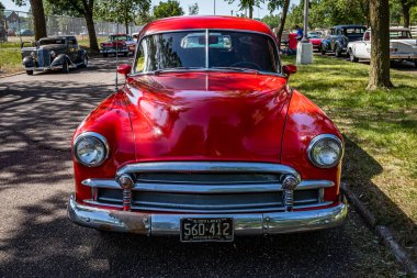 Falcon Heights, MN - 19 Haziran 2022: Yerel bir araba fuarında 1951 Chevrolet Sedan Delivery 'nin yüksek perspektifli ön görüntüsü.