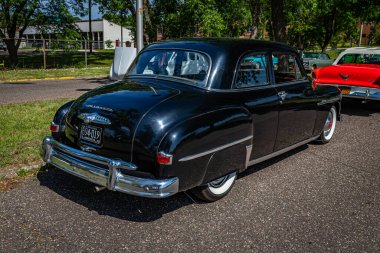 Falcon Heights, MN - 19 Haziran 2022: 1950 Plymouth Özel Delüks 2 Kapı Kulübü Coupe 'nin yüksek perspektifli arka köşe görüntüsü.