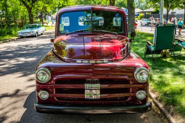 Falcon Heights, MN - 19 Haziran 2022: 1953 Dodge B Serisi bir kamyonet yerel bir araba fuarında yüksek perspektifli ön görüş.