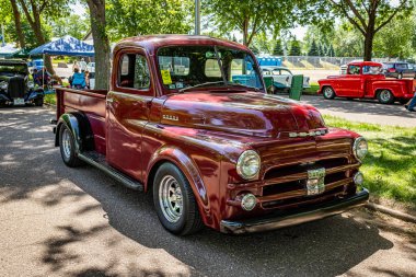 Falcon Heights, MN - 19 Haziran 2022: 1953 Dodge B Serisi bir kamyonet yerel bir araba fuarında yüksek perspektifli ön köşe görüntüsü.