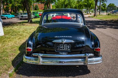 Falcon Heights, MN - 19 Haziran 2022: 1950 Plymouth Özel Delüks 2 Kapı Kulübü Coupe 'nin yüksek perspektifli arka görüntüsü.
