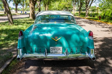 Falcon Heights, MN - 19 Haziran 2022: 1955 Cadillac Serisi 62 Hardtop Coupe 'nin yüksek perspektifli arka görüntüsü.
