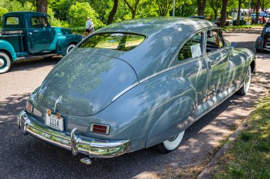 Falcon Heights, MN - 19 Haziran 2022: 1947 Packard 2106 model, yerel bir araba fuarındaki Super Clipper Club Sedan 'ın yüksek perspektifli arka köşe görüntüsü.