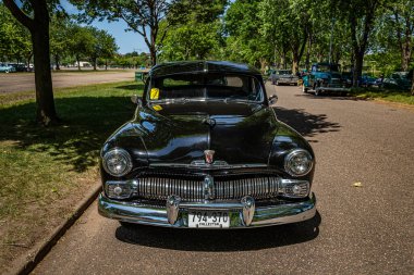 Falcon Heights, MN - 19 Haziran 2022: Yerel bir otomobil fuarında 1950 Mercury Eight Sports Sedan 'ın yüksek perspektifli ön görüntüsü.
