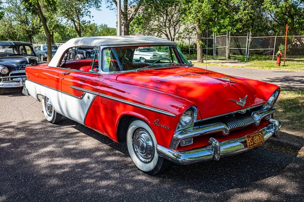 Falcon Heights, MN - 19 Haziran 2022: 1955 Plymouth Belvedere Üstü açılabilen bir arabanın yüksek perspektifli ön köşesi.
