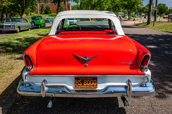Falcon Heights, MN - 19 Haziran 2022: 1955 Plymouth Belvedere Üstü açılabilen bir arabanın yüksek perspektifli arka görüntüsü yerel bir araba fuarında.