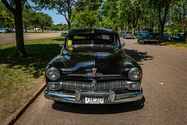 2022年6月19日 地元の自動車ショーで1950年のマーキュリー エイト スポーツ セダンの高い展望フロントビュー — ストック写真