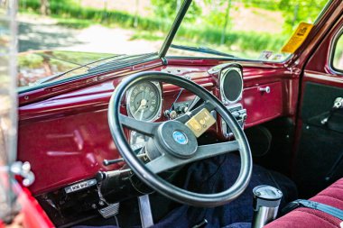 Falcon Heights, MN - 19 Haziran 2022: Yerel bir otomobil fuarında 1953 Dodge B Serisi kamyonet iç görünümü.