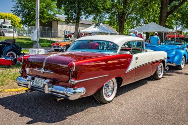 Falcon Heights, MN - 19 Haziran 2022: Yerel bir otomobil fuarında 1954 Oldsmobile 98 model bir arabanın yüksek perspektifli arka köşe görüntüsü.