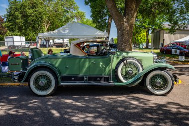 Falcon Heights, MN - 19 Haziran 2022: Yerel bir araba fuarında 1929 Cadillac Serisi 341B Roadster 'ın yüksek perspektifli yan görüntüsü.