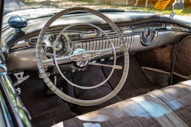 Falcon Heights, MN - 19 Haziran 2022: Yerel bir araba fuarında 1954 Oldsmobile 98 model Hardtop Coupe 'nin detaylı iç görünümü.