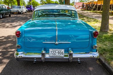 Falcon Heights, MN - 19 Haziran 2022: Yerel bir otomobil fuarında 1954 Oldsmobile 98 model Hardtop Coupe 'nin yüksek perspektifli arka görüntüsü.