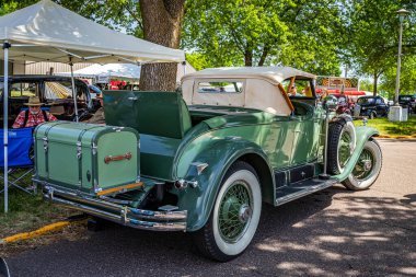 Falcon Heights, MN - 19 Haziran 2022: 1929 Cadillac Serisi 341B Roadster 'ın yüksek perspektifli arka köşe görüntüsü.