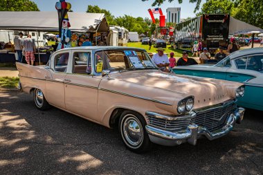 Falcon Heights, MN - 19 Haziran 2022: 1958 Studebaker Kumandanı 4 Door Hardtopat yerel bir araba fuarının yüksek perspektifli ön köşe görüntüsü.