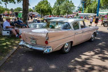 Falcon Heights, MN - 19 Haziran 2022: 1958 Studebaker Kumandanı 4 Door Hardtop yerel bir araba fuarında yüksek perspektifli arka köşe görüntüsü.