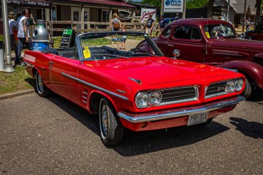 Falcon Heights, MN - 19 Haziran 2022: 1963 Pontiac LeMans Üstü açılabilen bir otomobil fuarının yüksek perspektifli ön köşesi.