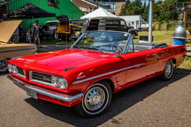 Falcon Heights, MN - 19 Haziran 2022: 1963 Pontiac LeMans Üstü açılabilen bir otomobil fuarının yüksek perspektifli ön köşesi.