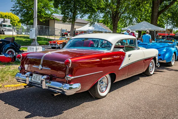 ファルコンハイツ 2022年6月19日 地元のカーショーで1954 Old Smobile Holiday Hardtop Coupeの高視野リアコーナービュー — ストック写真