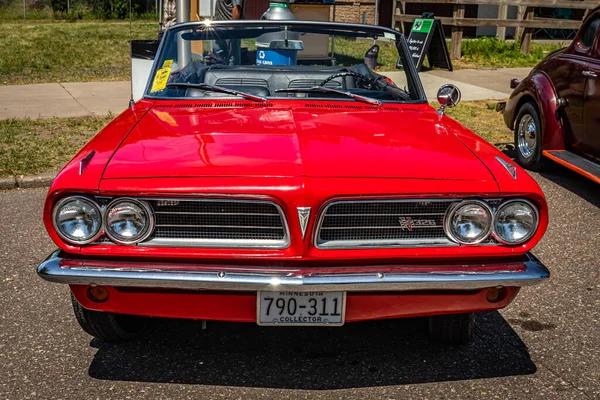 Falcon Heights, MN - 19 Haziran 2022: Yerel bir araba fuarında 1963 Pontiac LeMans Üstü açılabilen bir arabanın yüksek perspektifli ön görüntüsü.
