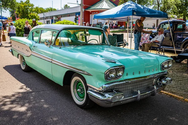 Falcon Heights Juni 2022 Hochperspektivische Frontansicht Eines Pontiac Chieftain Door — Stockfoto