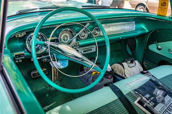 Falcon Heights, MN - 19 Haziran 2022: Yerel bir araba fuarında 1958 Pontiac Chieftain 2 Door Hardtop.