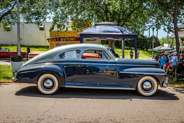 Falcon Heights, MN - 19 Haziran 2022: Yerel bir araba fuarında 1941 Oldsmobile 60 Club Coupe 'nin yüksek perspektifli yan görüntüsü.