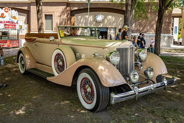 ファルコンハイツ 2022年6月19日 ローカルカーショーで1933年パッカード12コンバーチブルビクトリアの高視点フロントコーナービュー — ストック写真