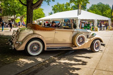 Falcon Heights, MN - 19 Haziran 2022: 1933 Packard 12 Convertible Victoria 'nın yerel bir araba fuarında yüksek perspektifli yan görüntüsü.