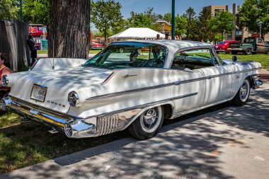 Falcon Heights, MN - 19 Haziran 2022: 1960 model Dodge Polara Hardtop Sedan 'ın yüksek perspektifli arka köşe görüntüsü.
