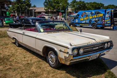 Falcon Heights, MN - 19 Haziran 2022: 1964 Oldsmobile Dynamic 88 'in yüksek perspektifli ön köşe görüntüsü.