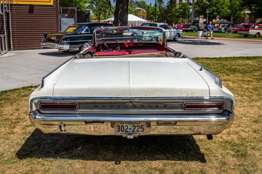 Falcon Heights, MN - 19 Haziran 2022: Geniş açı yüksek perspektif 1964 Oldsmobile Dynamic 88 Üstü açılır araba fuarında.