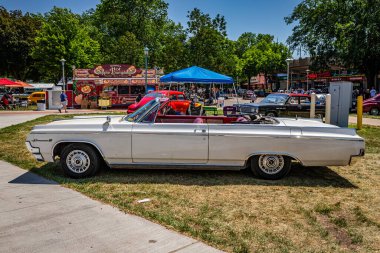 Falcon Heights, MN - 19 Haziran 2022: 1964 Oldsmobile Dynamic 88 'in yüksek perspektifli yan görüntüsü.