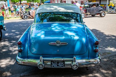 Falcon Heights, MN - 19 Haziran 2022: 1953 model Buick Roadmaster Riviera Sedan 'ın yüksek perspektifli arka görüntüsü.