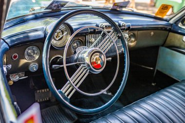 Falcon Heights, MN - 19 Haziran 2022: 1953 model Buick Roadmaster Riviera Sedan 'ın detaylı iç görüntüsünü yerel bir araba fuarında kapatın.