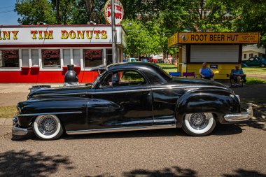 Falcon Heights, MN - 19 Haziran 2022: Yerel bir araba fuarında 1948 Desoto Deluxe Business Coupe 'un yüksek perspektifli yan görüntüsü.