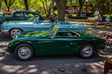 Falcon Heights, MN - 19 Haziran 2022: 1961 Austin Healey Sprite Mk1 Roadster 'ın yerel bir araba fuarında yüksek perspektifli yan görüntüsü.