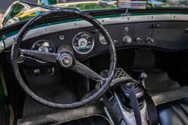 Falcon Heights, MN - 19 Haziran 2022: Yerel bir araba fuarında 1961 model Austin Healey Sprite Mk1 Roadster 'ın detaylı iç görüntüsü.